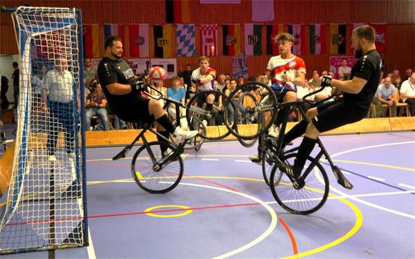 Jannes Müller (Zweiter von rechts) und Simon Becker verloren das Spiel um Platz drei gegen Waldrems. GB-Foto: Schwarz