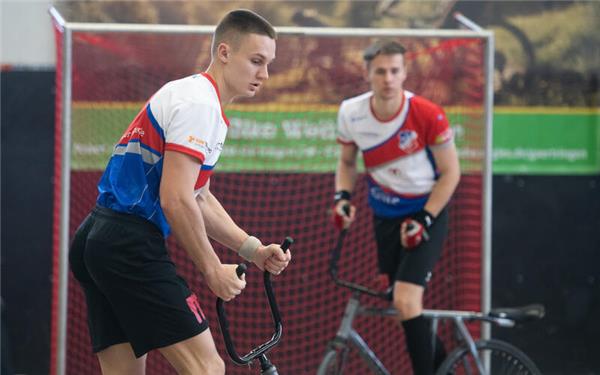Jannes Müller (im Hintergrund Simon Becker): Der RV Gärtringen I ist aus den Top Fünf der Liga rausgefallen. GB-Foto: Schmidt
