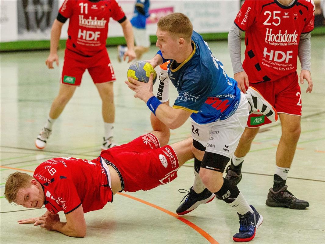 Jannis Mezger (SG H2Ku Herrenberg #21), Felix Hofacker (NSU Neckarsulm #24) und ...