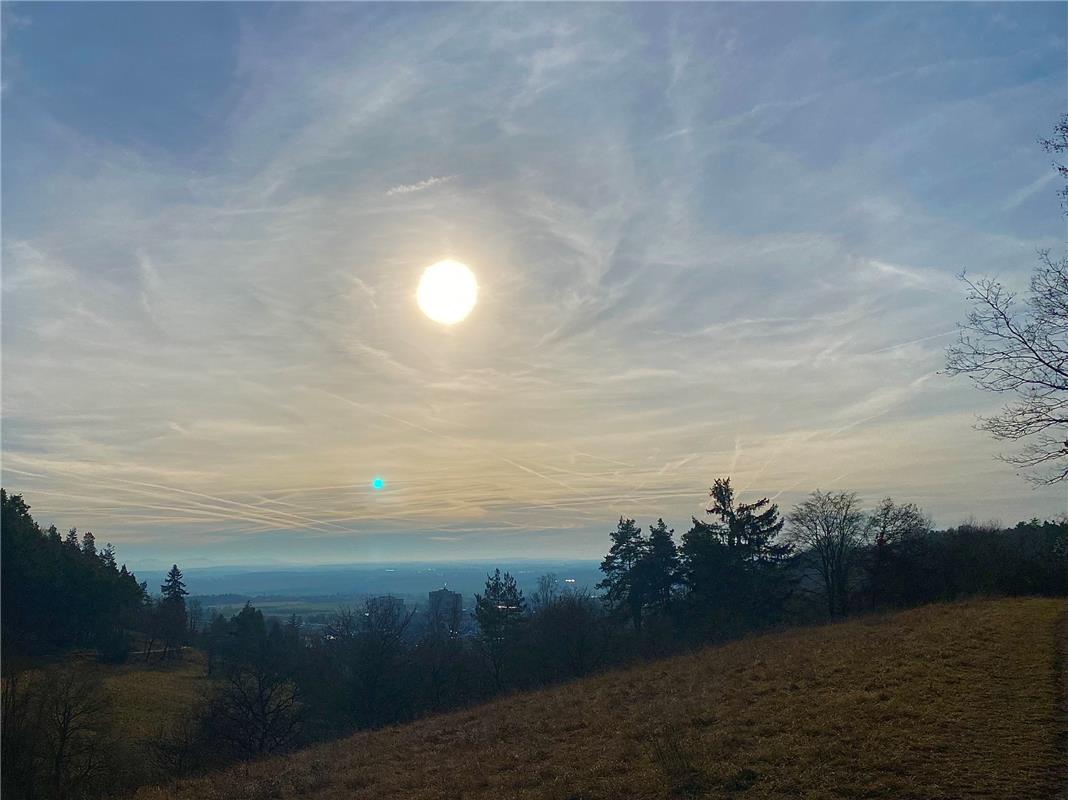 Januarsonne im Wolkenrahmen, fast wie gemalt von Karl Kühnle, sagt der Herrenber...