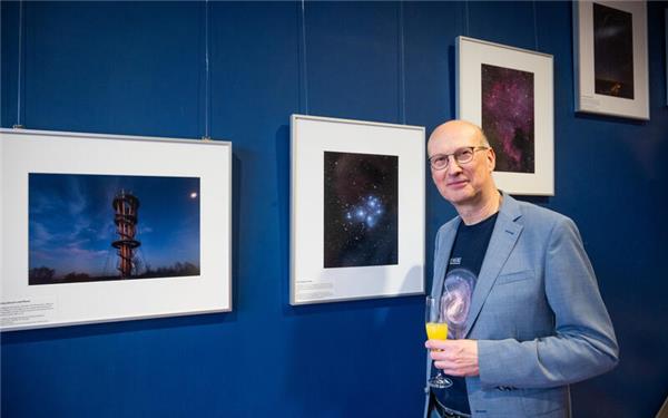 Jean-Marie Will präsentiert im „Haus Weitblick“ in Herrenberg seine Fotografien aus den Untiefen des Weltalls. GB-Foto: Schmidt