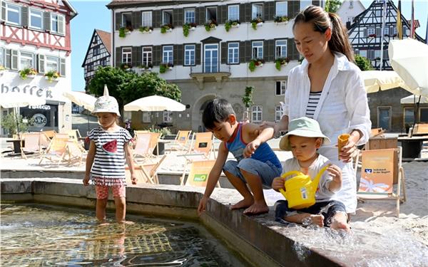 Jede Abkühlung ist in diesen (sommerlichen) Tagen willkommen, notfalls auch im Marktplatzbrunnen. GB-Fotos: Holom