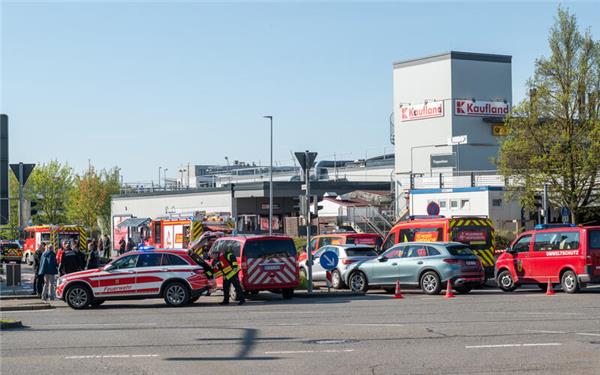 Jede Menge Einsatzkräfte suchten am Freitagmorgen den Weg zum Kaufland in Herrenberg. GB-Fotos: Vecsey
