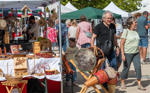Jede Menge Selbstgemachtes und manches mehr bot der Kunsthandwerkermarkt in Jettingen. GB-Foto: Vecsey