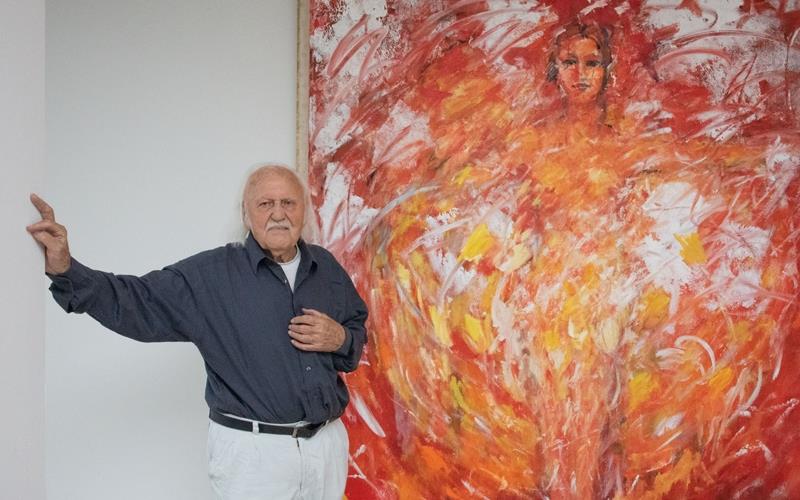 „Jeden Tag beginne ich mit einem Gang durchs Museum, und dann male ich hier“, sagt der Entringer Künstler Manfred Luz. Das Bild „große Stehende mit Blütenrock“ zeigt seine erste große Liebe: seine erste Frau. GB-Foto: Vecsey