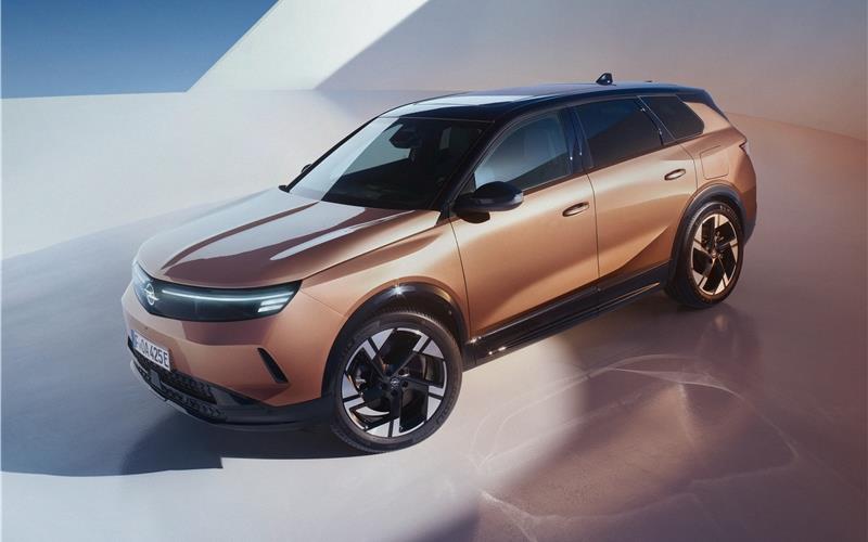 Der Grandland trägt den beleuchteten Opel-Blitz Jeder Opel Grandland ist elektrifiziert – ob als Hybrid mit 48-Volt-Technologie, vollelektrisch oder als Plug-in-Hybrid.GB-Fotos