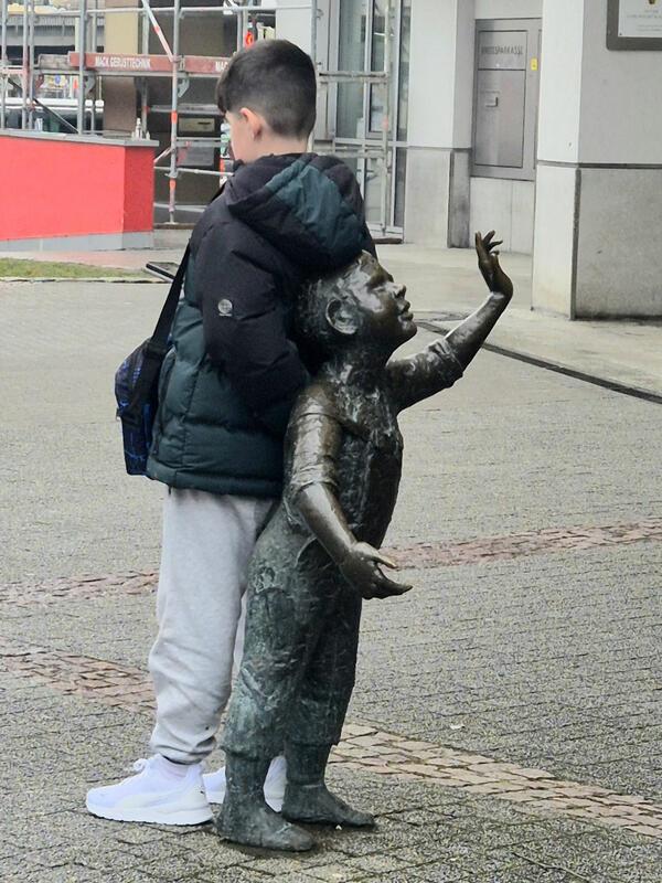 Jeder ist mal anlehnungsbedürftig. Oder: "He ain't heavy he's my brother" (The H...