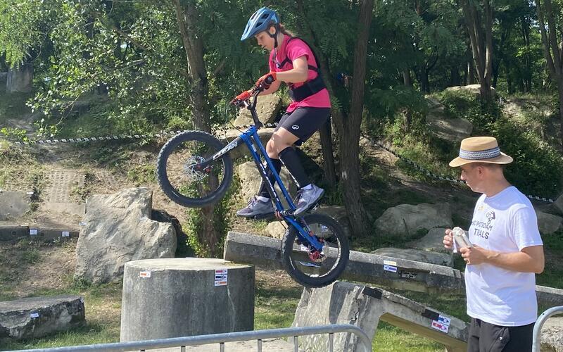 Jedes Hindernis und jeder Stein wird analysiert: Sidney Stöhr bei ihrem Auftritt in Potsdam. GB-Foto: gb