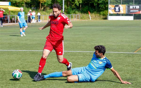 „Jedes Spiel wird ein kleines Fest“: Türk.-SV-Mittelfeldmann Yasin Yilmaz (links) zieht im Pokalspiel an Ahmet Yangöz (TSV Ehningen II) vorbei. GB-Foto: Eibner/Philipp Theiss