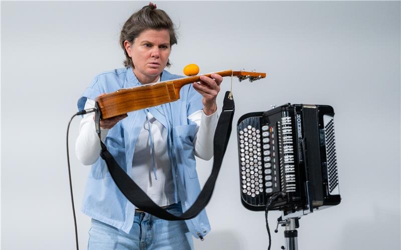 Jennifer Kornprobst ist Schauspielerin am Landestheater Tübingen. Mit der Inszenierung „Pling!“ in der Stadtbibliothek Herrenberg weckt sie mithilfe von Geräuschen und Klängen Emotionen.GB-Foto: Schmidt