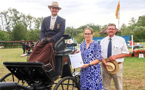 Jens Motteler hat von Landeskommissionsgeschäftsführerin Miriam Abel und Ottenheims Ehrenvorsitzendem Elmar Trunkenbolz das begehrte Fahrer-Gold mitsamt Urkunde überreicht bekommen. GB-Foto: Häusler