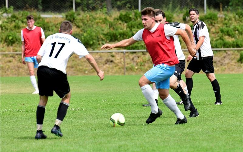 Mehr Wespenstiche als Gegentore Jens Schuld (rechts): Im Spiel gegen den FV Mönchberg war Turnier-Gastgeber TV Nebringen zielstrebig unterwegs GB-Foto: Holom