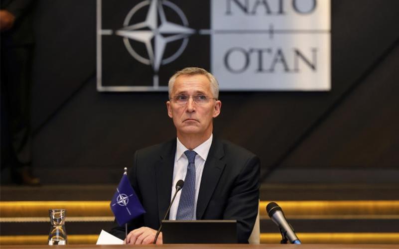 Jens Stoltenberg, NATO-Generalsekretär, leitet den Sondergipfel der Staats- und Regierungschefs der Nato-Staaten. Foto: Olivier Matthys/AP/dpa