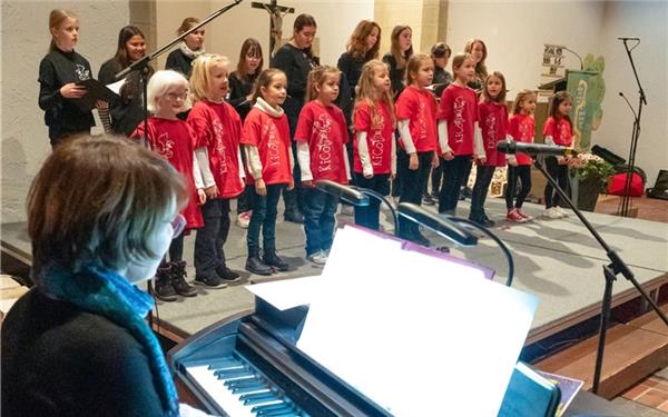 Jettingen – Als sich die Tür der evangelischen Michaelskirche in Unterjettingen für das Konzert öffnete, standen schon zahlreiche Zuhörer wartend davor. Schnell füllten sich die Bänke in der Kirche: Der Kinder- und Jugendchor der evangelischen Kirchengemeinde Jettingen und das Blechbläser-Quintett „Open Brass“ luden unter dem Titel „An den Mond“ ein zum Mitmachkonzert. Unter der Leitung von Antje Ruf begeisterten die Kinder mit ihren Stimmen. Zu hören waren nicht nur kirchliche Lieder, sondern es bot sich ein breites Spektrum aus unterschiedlichen Musikrichtungen – von John Donne bis Goethe, vom Volkslied bis Bob Chilcott, Liedern aus der „Sendung mit der Maus“ oder von den „Wise Guys“. Professionelle Klavierbegleitung lieferte Margit Arndt-Laibinger. Das Quintett „Open Brass“ mit Tobias Steeb und Christoph Noreiks (Trompete), Klaus Herrmann (Posaune), Christoph Mild-Ruf (Horn) und Markus Mößner (Tuba) beeindruckte mit seinen Stücken aus ebenfalls stilistischer Vielfalt: Von Renaissance bis Jazz war für jeden was dabei. Bei manchen Stücken wurden die Besucher zum Mitsingen aufgefordert, und so erklangen bekannte Lieder wie beispielsweise „Weißt du wie viel Sternlein stehen“ oder „Der Mond ist aufgegangen“ in der Kirche. gb/GB-Foto: Vecsey