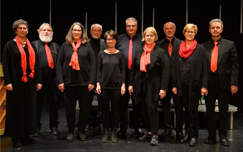 Jettingen – Der Gesangverein Unterjettingen lädt am kommenden Samstag zum Liederkonzert ein, das unter dem Titel „Heimat“ steht. Der gemischte Chor begibt sich dabei auf eine musikalische Volksliederreise durch über vier Jahrhunderte. So wird er in einer Liedkantate von Franz Möckl europäische Folklore singen, eine schwungvolle, chorische Tanzsuite nach alten Reimen aufführen und eine Ländlerfolge mit Liedern aus dem süddeutschen Sprachraum darbieten. Das Publikum kann sich zudem auf das heitere Lied vom „Gockel“ freuen: Der Chor besingt einen stolzen Hahn, der seinen Misthaufen für das Zentrum der Welt hält. Der zweite Chor des Gesangvereins Unterjettingen – die Blackbirds – wird sich vor und nach dem Konzert sowie in der Pause um das leibliche Wohl der Gäste kümmern. Im zweiten Teil des Konzerts wird dann das ebenfalls von Peter Eisele dirigierte Vokalensemble „Inspiration“ zu hören sein. Passend zum Motto „Heimat“ werden drei Lieder aus dem Gedichtszyklus „Der Nachtkrabb kommt“ der Egenhauser Autorin Gertrud Wollschläger zu hören sein. Chorleiter Eisele hat die Rabengedichte vertont und für den vierstimmigen Chor eingerichtet. Im Weiteren sind zwei von Franz Schubert komponierte Mühlenlieder zu hören. Peter Eisele hat zudem auf die Melodie von „Auf de schwäb’sche Eisebahne“ einen Text geschrieben. Begleitet werden beide Chöre von Margit Arndt-Leibinger am Piano. Das Chorkonzert „Heimat“ vom gemischten Chor des Gesangvereins Unterjettingen und dem Vokalensemble „Inspiration“ findet statt am Samstag, 25. Oktober, 19 Uhr im Bürgersaal in Unterjettingen. gb/GB-Foto: Armin Büchler