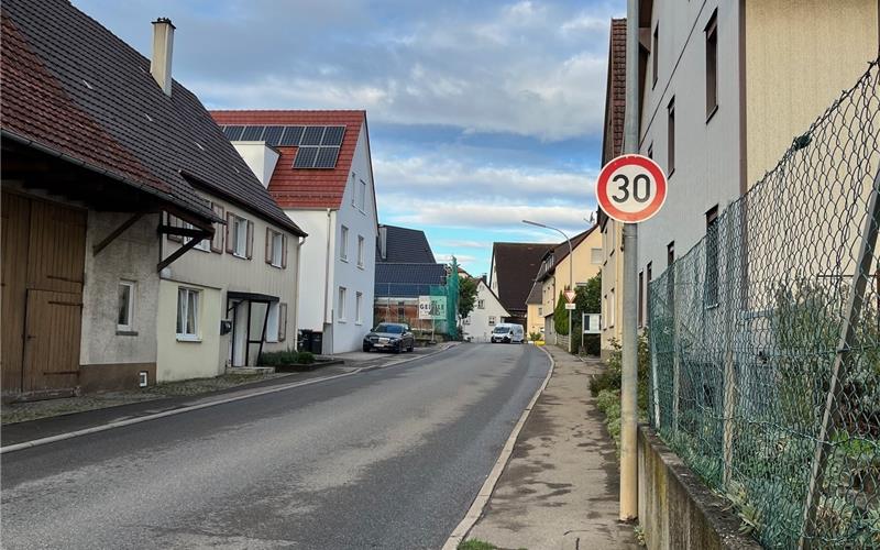 Jettingen – Die im Februar von der Verkehrsschau des Landratsamtes angeordnete Verlängerung des auf 30 km/h beschränkten Teils der Ortsdurchfahrt in Unterjettingen auf der Kohlplatte und Öschelbronner Straße, wurde nun von der Straßenmeisterei Herrenberg beschildert. Diese Verlängerung des Bereichs erfolgt aufgrund einer Änderung der Straßenverkehrsordnung vom Oktober 2024, die nun bei Fußgängerüberwegen, die als Schulwege genutzt werden, die Geschwindigkeitsreduzierung vorsieht. Im Ortskern Unterjettingen wird damit der bestehende rund 230 Meter lange 30-km/h-Bereich um etwa 400 Meter verlängert, womit sich die Fahrzeit für von Nagold über Unterjettingen nach Haslach um etwa eine Minute erhöht. Möglicherweise, so die Gemeindeverwaltung, könne damit auch der Abkürzungsverkehr von Nagold Richtung Herrenberg, der auf der Strecke Kohlplatte–Sindlingen immerhin rund 15 bis 20 Prozent des Verkehrs betrage, erreicht werden. Zur weiteren Verbesserung der Verkehrssicherheit in der Ortsmitte Unterjettingen ist im nächsten Jahr der fußgängerfreundliche Umbau in der Hauptstraße mit einer Verbreiterung der Gehwege und zusätzlichen Fußgängerüberwegen in der Mötzinger und Öschelbronner Straße bei der Hauptstraße geplant. gb/GB-Foto: gb