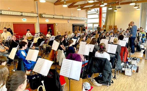 Jettingen – Ein besonderes Konzerterlebnis für junge Zuhörerinnen und Zuhörer plant der Musikverein Unterjettingen: Am Sonntag, 22. März, findet um 16 Uhr in der August-Leucht-Halle erstmals ein Kinder- und Familienkonzert statt. Im Mittelpunkt des rund 45-minütigen Konzerts steht eine musikalische Reise in das „Band Land“ – das Land der Instrumente. Die Kinder entdecken dabei die Klangwelt eines Orchesters und lernen die verschiedenen Instrumente näher kennen. Dabei wird nicht nur zugehört: Mitmachen und entdecken ist erwünscht. Die Idee zu diesem neuen Konzertformat entstand bei der Programmplanung für das Stück „Band Land“. Nach dem Konzert haben die jungen Besucherinnen und Besucher Gelegenheit, beim „Instrumenten-Karussell“ verschiedene Instrumente kennenzulernen – und selbst auszuprobieren. gb/GB-Foto