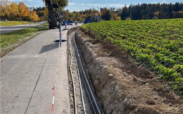 Jettingen – Eines der letzten Grundstücke in Jettingen, das nicht an das Abwassernetz angeschlossen ist, ist das Außenbereichsgrundstück Mötzinger Grund. Derzeit erfolgt für das Grundstück nun der Abwasseranschluss. Die Gemeinde nutzt die Chance, um in diesem Zusammenhang den restlichen Feldweg vom Eichenhof bis zum Mötzinger Grund zu sanieren. Erneuert wird der Feldweg von der Brahmsstraße Unterjettingen bis zum Eichenhof. Da es hier an den Randbereichen zu starken Verdrückungen kam, wird der Feldweg bedarfsgerecht auf 3,5 Meter verbreitert. Erfreulicherweise konnte für die Baumaßnahme eine Förderung in Höhe von 40 Prozent der Nettobaukosten über das Modernisierungsprogramm ländlicher Wegebau erreicht werden. Insgesamt investiert die Gemeinde in den rund 1,2 Kilometer langen Feldweg 220000 Euro, wovon 70000 Euro durch das Land getragen werden, heißt es hierzu in einer Pressemitteilung der Gemeinde. gb/GB-Foto: Gemeinde Jettingen