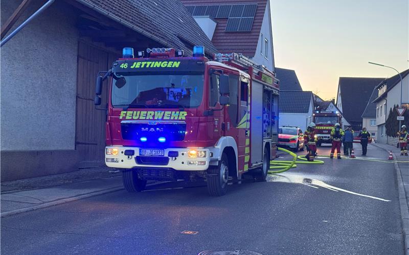 Jettingen – In einem älteren Wohnhaus in Unterjettingen, das wohl seit kurzem leer steht, machte sich ein versteckter Brandherd durch starke Rauchentwicklung bemerkbar. Kurz vor 17 Uhr am Donnerstag, 15. Januar, wurde die Feuerwehr alarmiert. Nicht nur die Jettinger Kameraden waren vor Ort, auch Einsatzkräfte aus umliegenden Orten kamen zur Verstärkung, so auch die Nagolder Drehleiter und das DRK OV Oberes Gäu. „Wegen der Rauchentwicklung sind wir unter Atemschutz in das Haus gegangen“, berichtet der Jettinger Feuerwehrkommandant, Steffen Ruß, im Nachgang. Ein Schwelbrand in einem Gebälk, ausgehend von einem Kamin, sei der Übeltäter gewesen. „Wir mussten die Wand um den Kamin herum freilegen, um an alle Glutnester zu kommen.“ Der Trupp im Innenangriff hat den Brand gelöscht, der Einsatz war etwa um 18 Uhr beendet. Die Polizei war ebenfalls vor Ort, um sich mit dem genauen Hergang der Brandentstehung zu befassen. kfu/GB-Foto: gb