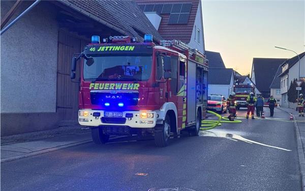 Jettingen – In einem älteren Wohnhaus in Unterjettingen, das wohl seit kurzem leer steht, machte sich ein versteckter Brandherd durch starke Rauchentwicklung bemerkbar. Kurz vor 17 Uhr am Donnerstag, 15. Januar, wurde die Feuerwehr alarmiert. Nicht nur die Jettinger Kameraden waren vor Ort, auch Einsatzkräfte aus umliegenden Orten kamen zur Verstärkung, so auch die Nagolder Drehleiter und das DRK OV Oberes Gäu. „Wegen der Rauchentwicklung sind wir unter Atemschutz in das Haus gegangen“, berichtet der Jettinger Feuerwehrkommandant, Steffen Ruß, im Nachgang. Ein Schwelbrand in einem Gebälk, ausgehend von einem Kamin, sei der Übeltäter gewesen. „Wir mussten die Wand um den Kamin herum freilegen, um an alle Glutnester zu kommen.“ Der Trupp im Innenangriff hat den Brand gelöscht, der Einsatz war etwa um 18 Uhr beendet. Die Polizei war ebenfalls vor Ort, um sich mit dem genauen Hergang der Brandentstehung zu befassen. kfu/GB-Foto: gb