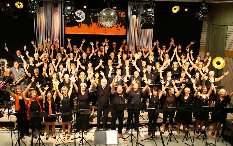 Jettingen – Unter dem Motto „Sing a Song“ präsentieren die Blackbirds Jettingen am Samstag, 25. Juli, um 20 Uhr sowie am Sonntag, 26. Juli, um 19 Uhr in der August-Leucht-Halle Unterjettingen ein Programm, das Pop-, Rock-, Jazz- und Soulklassiker auf hohem musikalischem Niveau vereint. Seit dem Jahr 2000 – nur ein Jahr nach der Gründung des Chores – steht „Sing a Song“ für Unterhaltung und musikalische Vielfalt. Aus dem über Jahrzehnte gewachsenen Repertoire der Blackbirds stellt Chorleiter Peter Eisele Jahr für Jahr ein neues Konzertprogramm zusammen. Mit viel Gespür für musikalische Vielfalt und stimmige Programmgestaltung gelingt es ihm immer wieder, bekannte Klassiker und neue Arrangements zu einem abwechslungsreichen Programm zusammenzuführen. Mehr als 70 Sängerinnen und Sänger werden bekannte Songs und neu einstudierten Titel mit Leidenschaft und stimmlicher Ausdruckskraft präsentieren. Für den musikalischen Rahmen sorgt erneut die Blackbirdband. Seit den Anfängen des Chores begleitet Pianist Martin Schneider die Konzerte mit kreativen Arrangements und prägt maßgeblich den Instrumentalteil. Unterstützt wird er in diesem Jahr von Ralph Gundel am Saxofon und Sebastian Durst am Schlagzeug. gb/GB-Foto: Friedrich Lutz