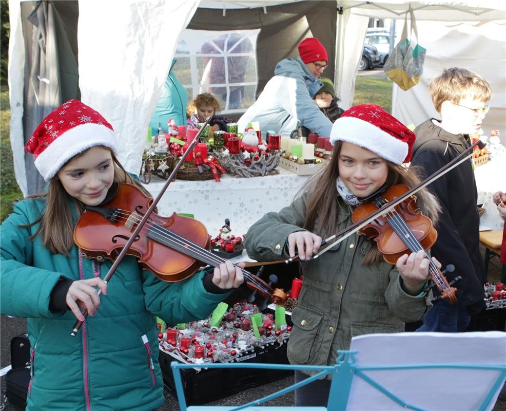 Jettingen   Weihnachtsmarkt hier  spielen Jenna und Marie auf ihreren Geigen zwi...