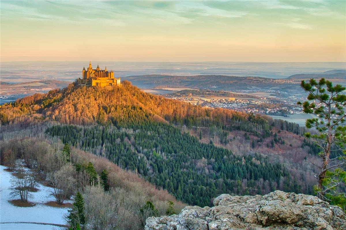 Joachim Werner aus Bondorf  war auf dem Zeller Horn bei Hechingen  und blickte  ...