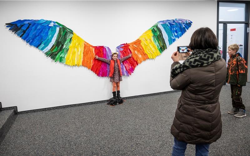 Joana mit bunten Flügeln: Die Vernissage der Jettinger Schulen und Kindergärten präsentierte sich farbenfroh. GB-Foto: Schmidt