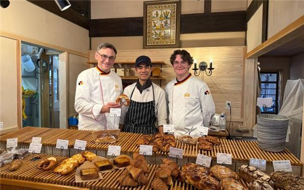 Jochen (links) und Max Baier besuchten Kosaku Hidaka in Omori. Der Japaner hatte vor 15 Jahren bei dem Herrenberger Bäcker- und Konditormeister gelernt und Vater und Sohn zur Wiedereröffnung seiner Bäckerei mit deutschen Spezialitäten eingeladen.