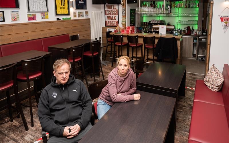 Wenn auch das zweite Standbein einbricht Jochen und Simone Weinhardt im „ratzfatz“ – dem Reisebüro mit SportsbarGB-Foto: Schmidt