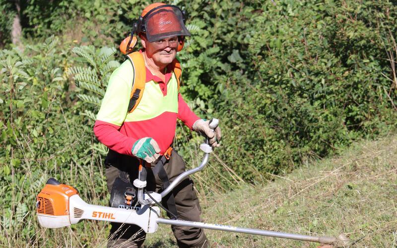 Jörg Dessecker leitet beim Schwäbischen Albverein in Stuttgart die Landschaftspflegetrupps. Die Motorsense ist außerhalb des Büros eines der wichtigsten Arbeitsgeräte – beispielsweise am steilen Wolfsberg. GB-Foto: Priotto