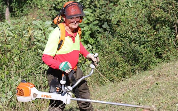 Jörg Dessecker leitet beim Schwäbischen Albverein in Stuttgart die Landschaftspflegetrupps. Die Motorsense ist außerhalb des Büros eines der wichtigsten Arbeitsgeräte – beispielsweise am steilen Wolfsberg. GB-Foto: Priotto