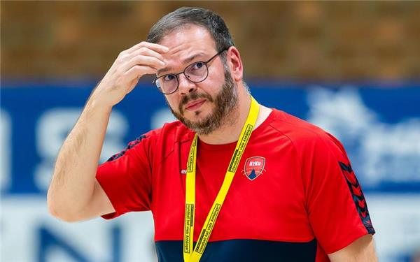 Jörg Ebermann nachdenklich: Manches Mal unterlaufen den SG-Spielern bislang noch unerklärliche Fehler.GB-Foto: Eibner/Schust