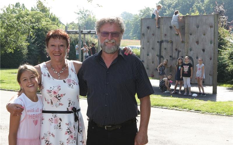 Jörg Oswald und Renate Rebelsky samt Enkelin freuen sich auf den Ruhestand GB-Foto: Bäuerle