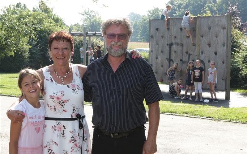 Zwei Urgesteine verlassen ihre „Oase“ Jörg Oswald und Renate Rebelsky samt Enkelin freuen sich auf den Ruhestand GB-Foto: Bäuerle