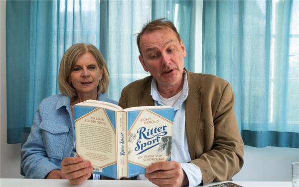 Jörn Precht las aus seinem Roman, begleitet von Elke Dietrich (Ritter Sport). GB-Foto: Schmidt