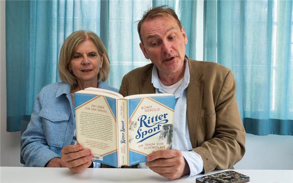 Jörn Precht las aus seinem Roman, begleitet von Elke Dietrich (Ritter Sport). GB-Foto: Schmidt