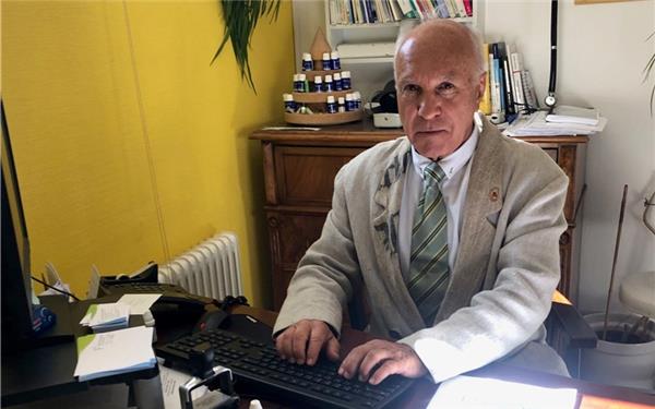 Johann Ferdinando Walker in seiner Herrenberger Praxis.GB-Foto: gb