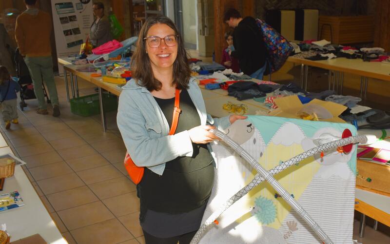 Johanna Beslmeisl hat eine gepolsterte Decke für ihr noch ungeborenes Baby gefunden. GB-Foto: Gieseler