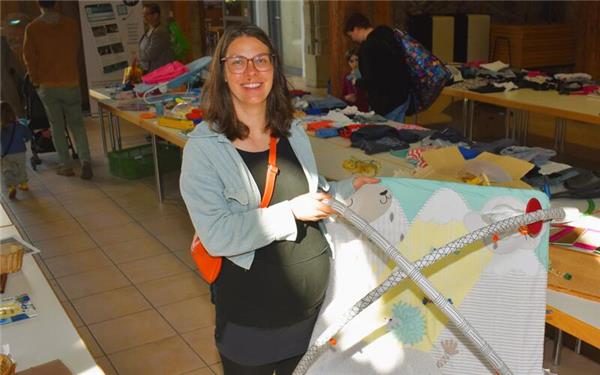 Johanna Beslmeisl hat eine gepolsterte Decke für ihr noch ungeborenes Baby gefunden. GB-Foto: Gieseler