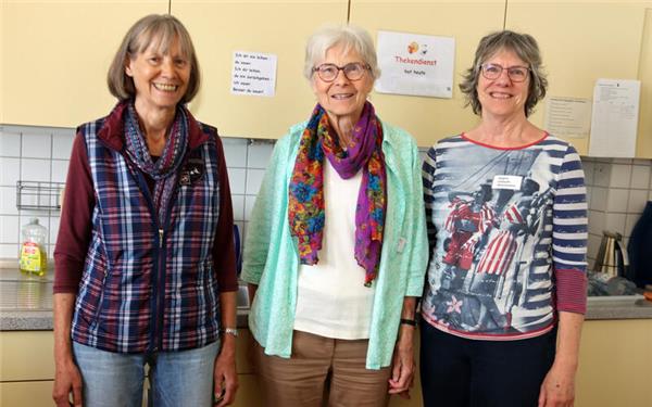 Johanna Laib, Ingeborg Thibaut und Regine Umlauft-Wiechmann (von links) kümmern sich um die Besucher. GB-Foto: Priotto