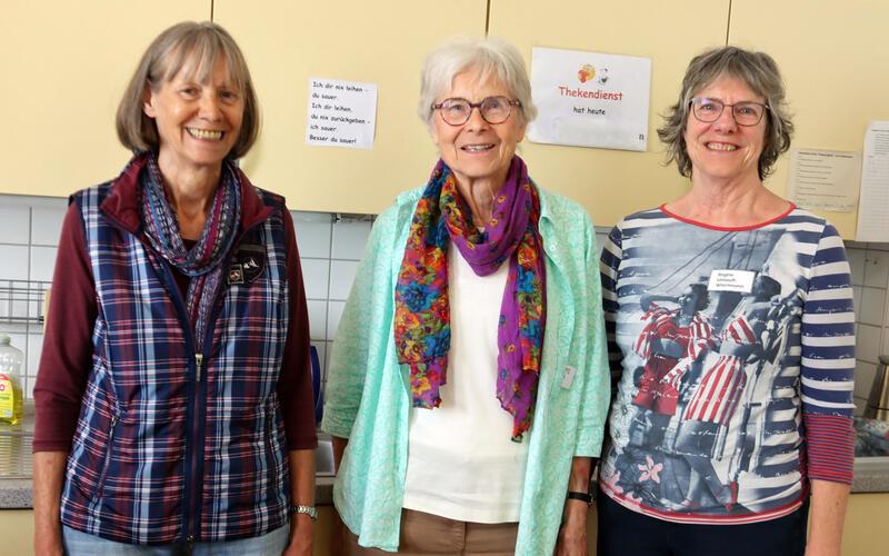 Johanna Laib, Ingeborg Thibaut und Regine Umlauft-Wiechmann (von links) kümmern sich um die Besucher. GB-Foto: Priotto