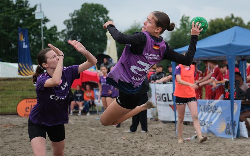 Johanna Löffler (rechts) von den Elle Sandys beim Torabschluss auf dem Beachturnier in Renningen. GB-Foto: Alexander Weidland.
