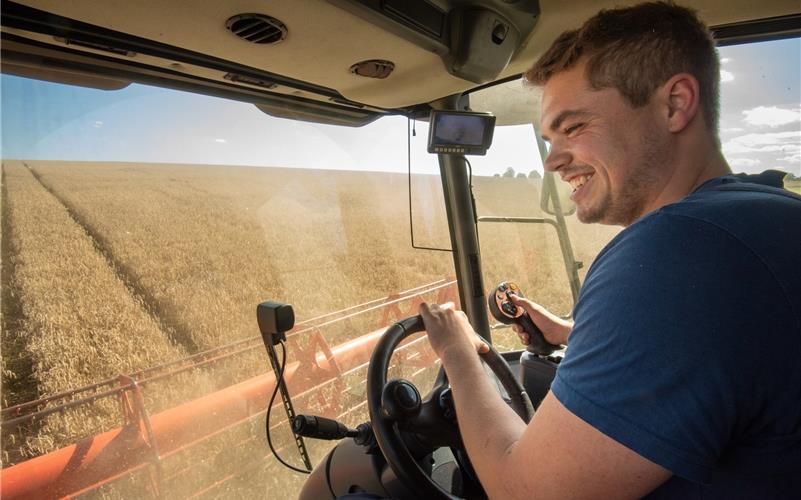 Johannes Breuer erntet den Weizen auf einem 19 Hektar großen Feld der Denglers ab.  GB-Fotos: Vecsey