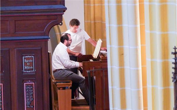 Johannes Fiedler an der Orgel der Herrenberger Stiftskirche.GB-Foto: Dettenmeyer