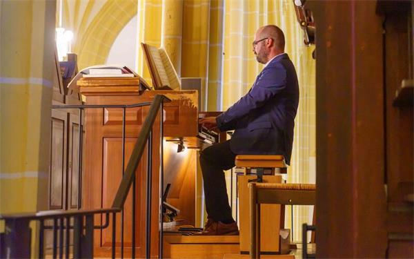 Johannes Fiedler an der Stiftskirchenorgel: Auftakt zu einer langen musikalischen Nacht.GB-Foto: Dettenmeyer