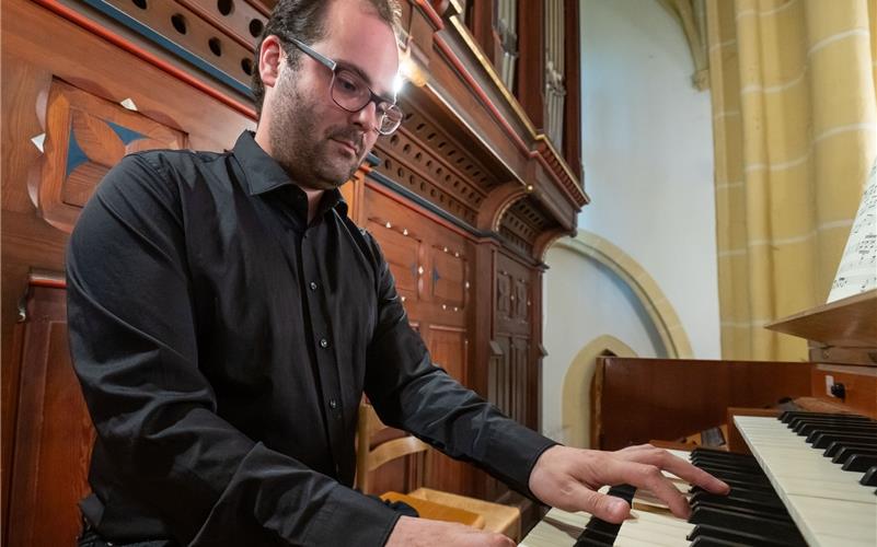 Johannes Fiedler erfüllt das Kirchenschiff mit Orgelklängen. GB-Foto: Vecsey