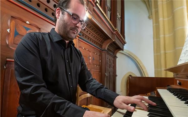 Johannes Fiedler erfüllt das Kirchenschiff mit Orgelklängen. GB-Foto: Vecsey