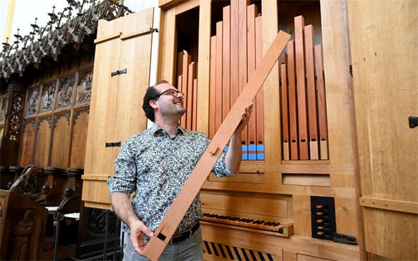 Johannes Fiedler erklärt das Organo di Legno, die Orgel mit Holzpfeifen, die seit kurzem in der Stiftskirche steht.GB-Foto: Holom