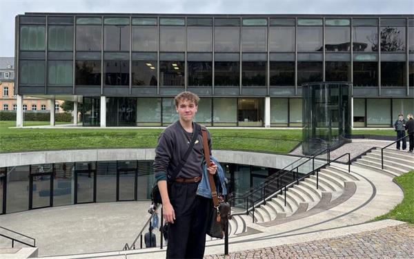 Johannes Stahl vor dem Landtag: Als Vorsitzender des Landesschülerbeirats will er die Bildungspolitik mitgestalten. GB-Foto: gb